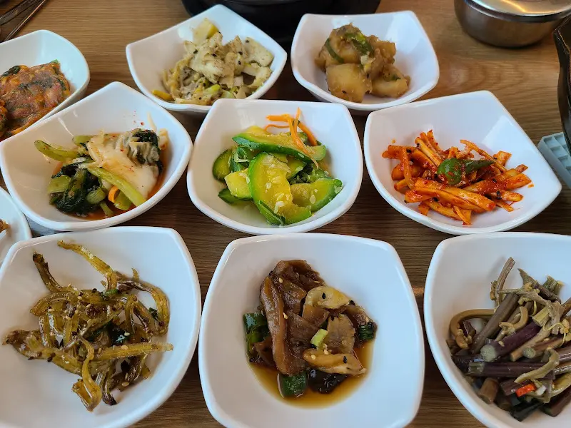 정갈하게 담긴 다양한 밑반찬들