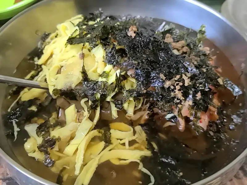 푸짐한 양의 묵밥, 김가루와 계란 지단이 듬뿍 올려져 있다.