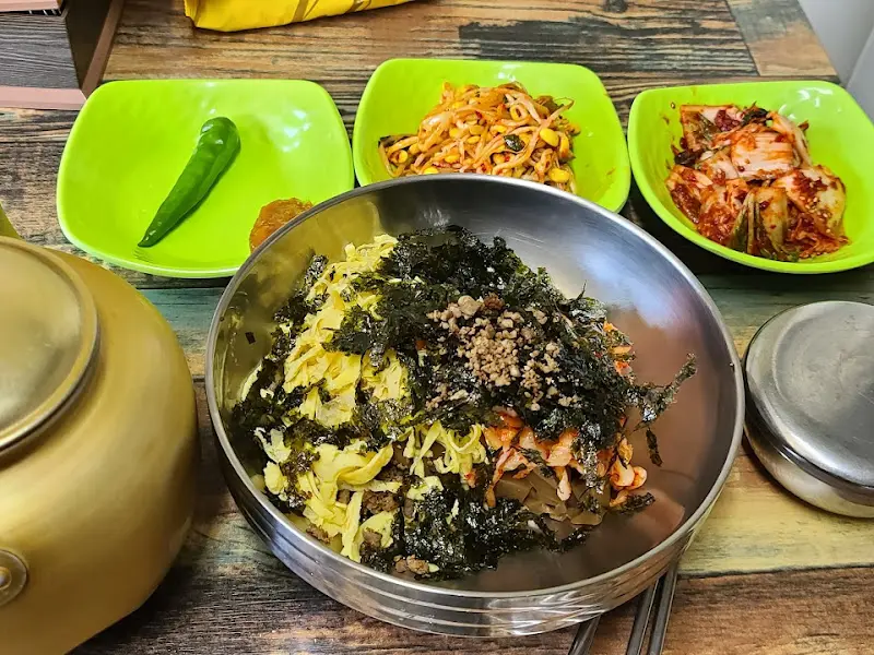 묵밥과 함께 제공되는 김치, 콩나물 무침, 고추