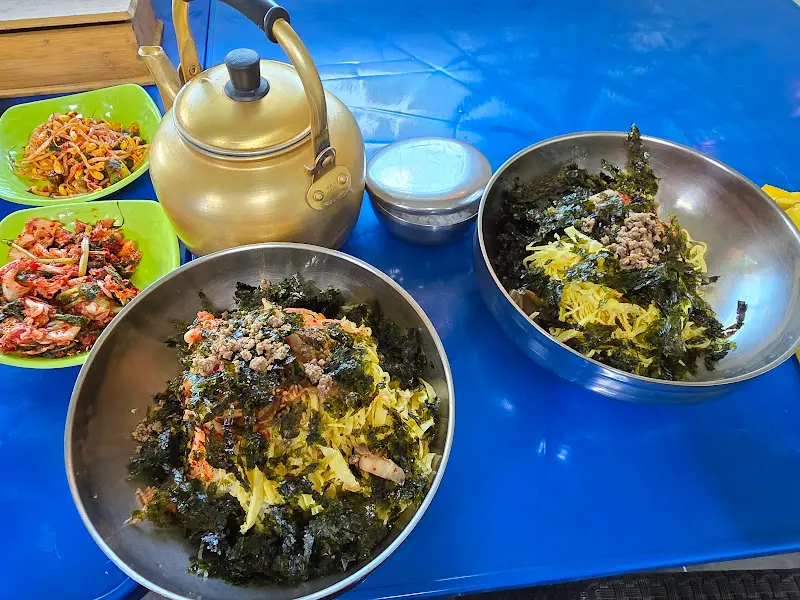 테이블 위에 놓인 묵밥과 반찬