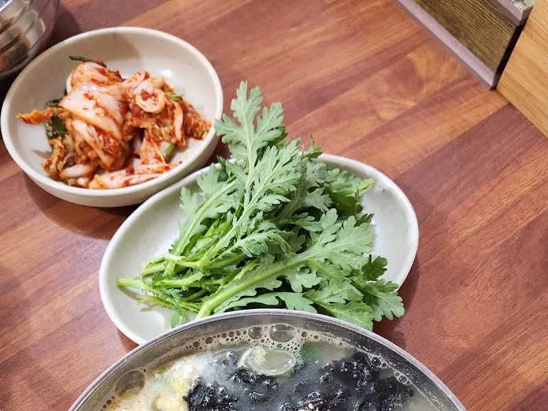 칼국수와 김치, 쑥갓
