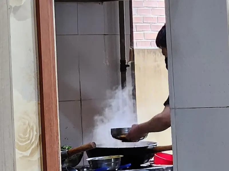 주방에서 칼국수를 만드는 모습