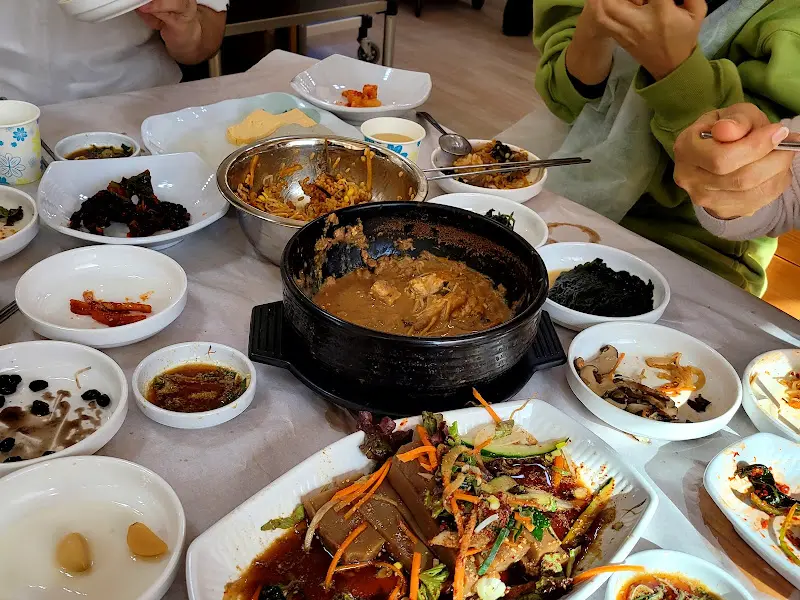 양푼 비빔밥과 청국장, 다양한 반찬이 차려진 푸짐한 상차림