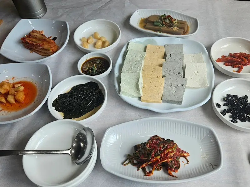 다양한 색감과 맛을 자랑하는 모듬 두부