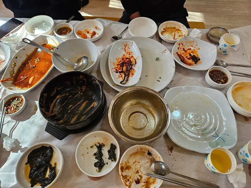 깨끗하게 비워진 식탁