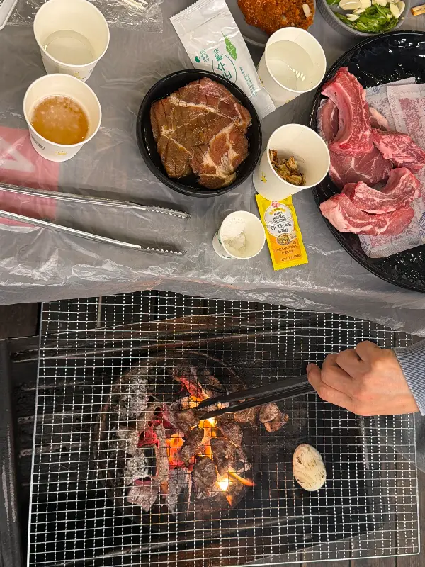 숯불에 익어가는 고기와 해산물