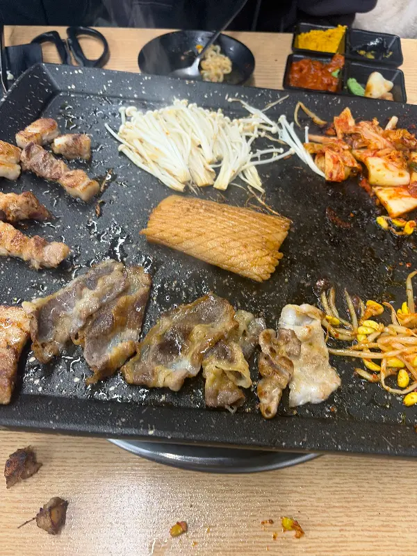 잘 익은 고기와 멜젓의 조화