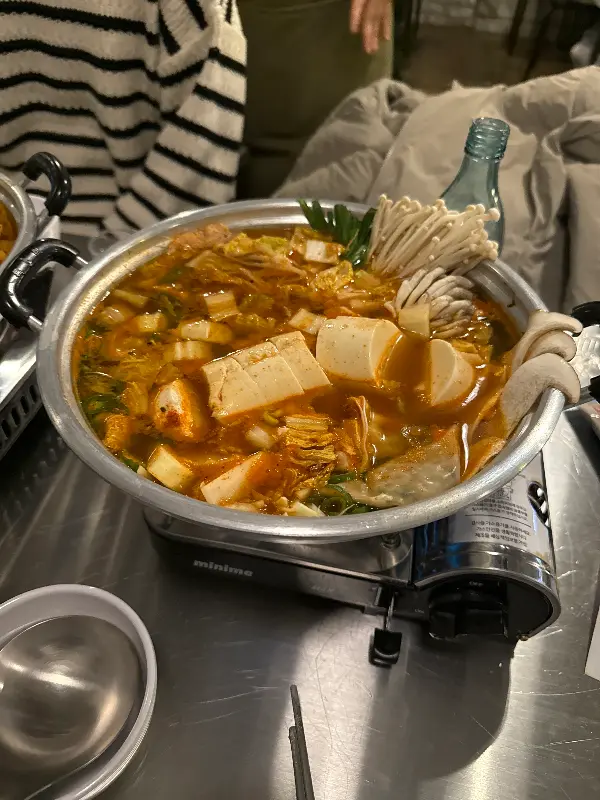 다채로운 야채와 함께 제공되는 육회