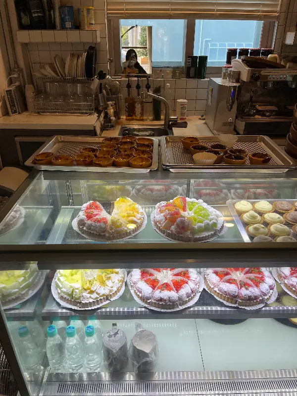 쇼케이스 안의 다양한 타르트