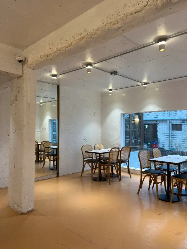 넓고 쾌적한 카페 내부