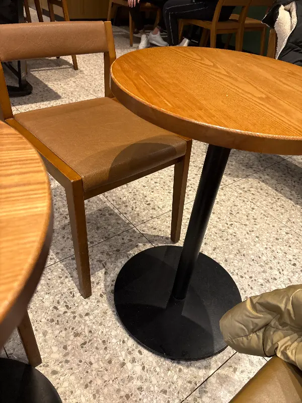 스타벅스 내부 테이블과 의자