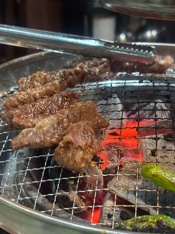 숯불 위에서 맛있게 익어가는 갈비살