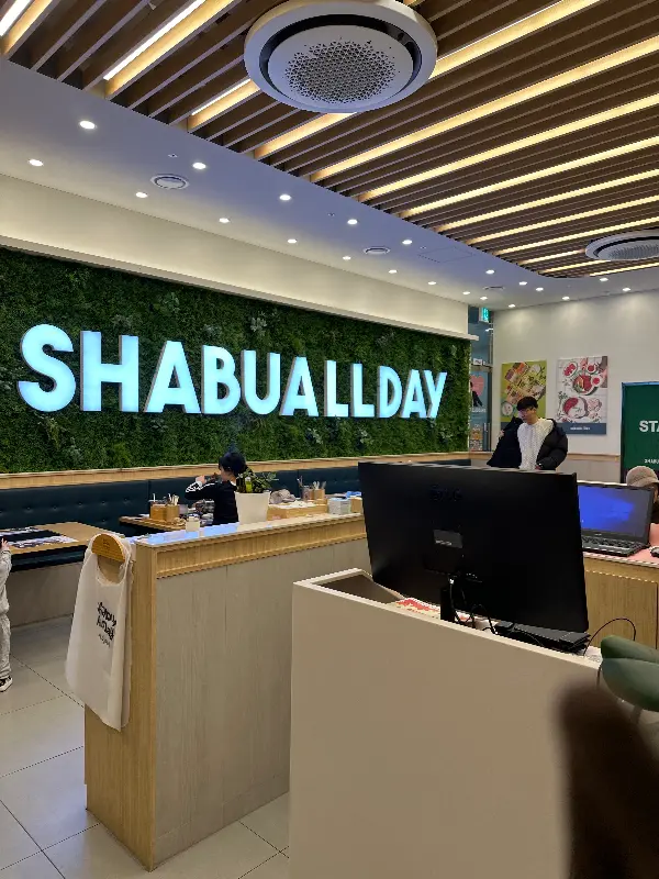 넓고 깔끔한 매장 인테리어