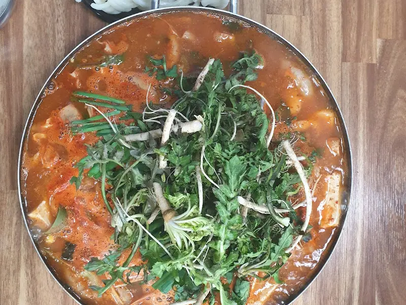 푸짐하게 냉이가 올라간 곱창전골