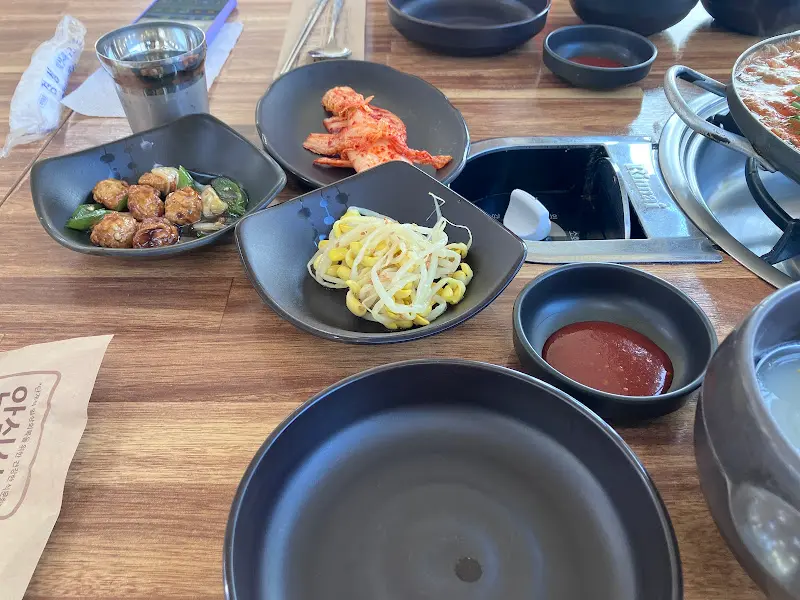 정갈하게 담긴 밑반찬