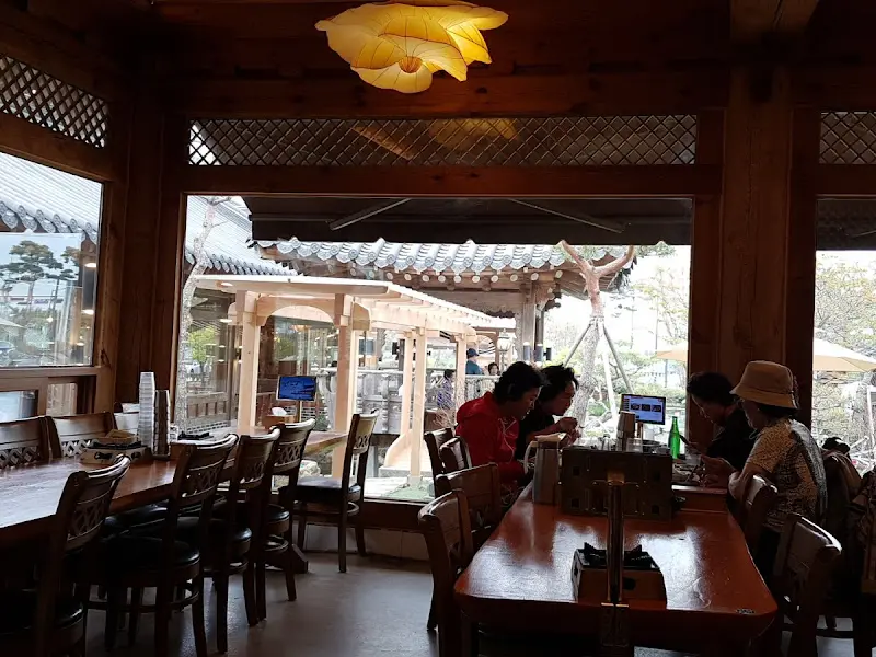 단청의 고풍스러운 한옥 외관