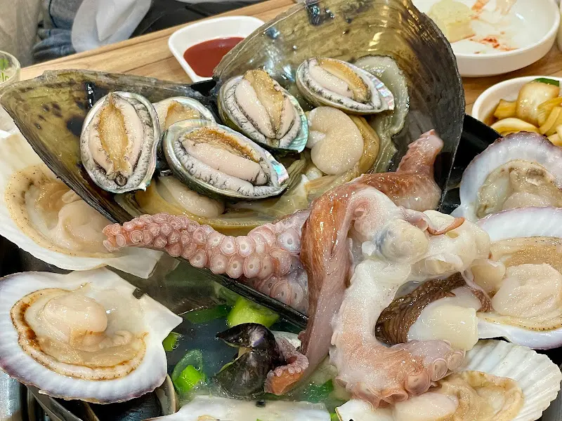 해천탕 속 신선한 해산물