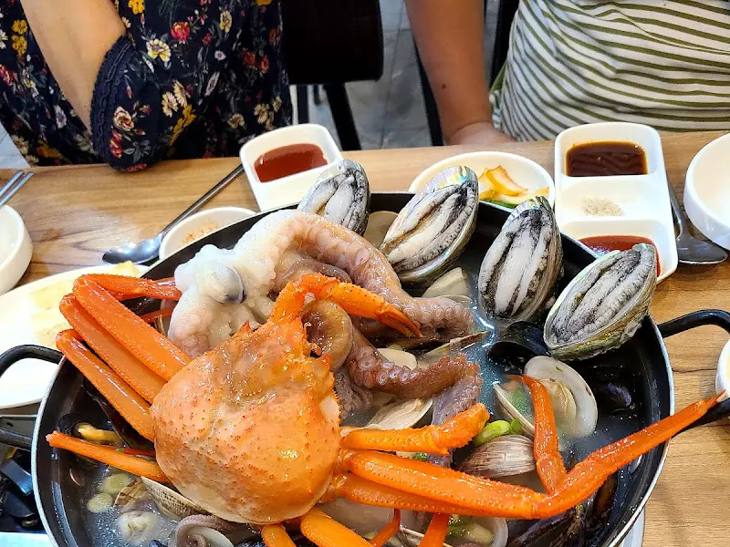 해천탕 속 푸짐한 해산물과 닭