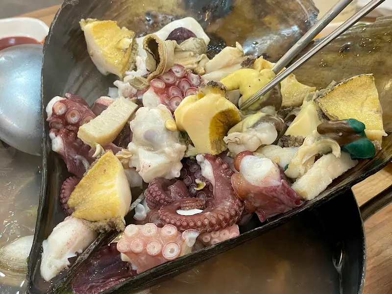 해천탕 속 재료를 건져올리는 젓가락