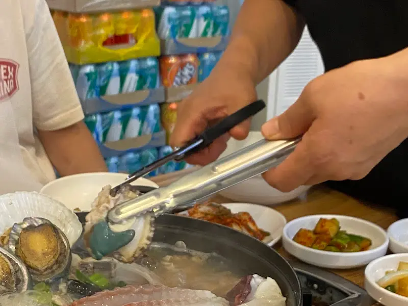 해산물 손질 모습