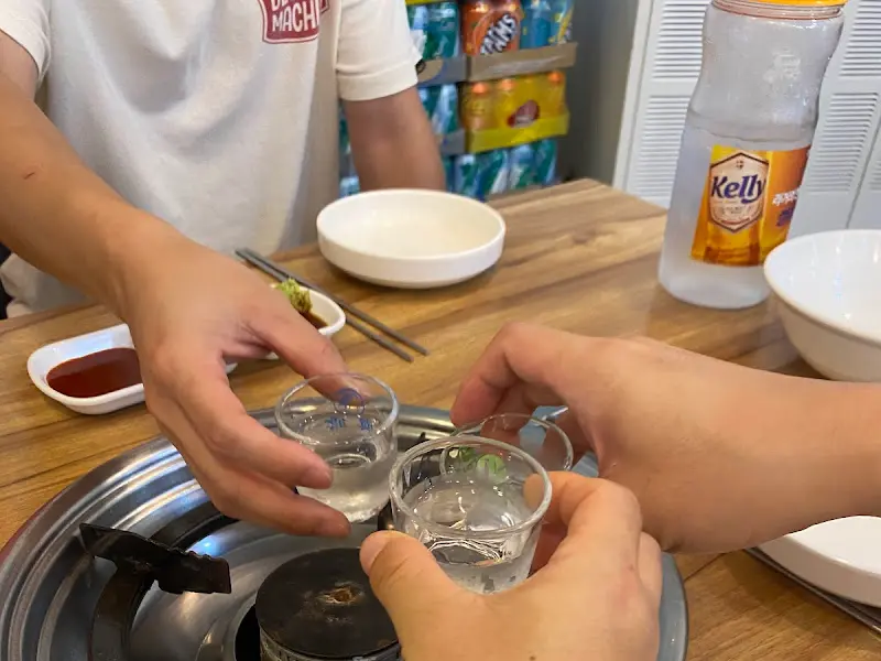 술잔을 기울이는 모습