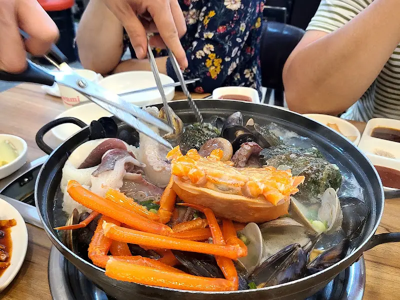 해산물을 손질하는 모습