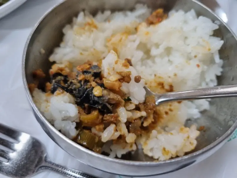 우렁쌈장에 밥을 비벼 먹는 모습