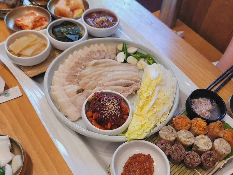 모듬 순대보쌈 한 상 차림