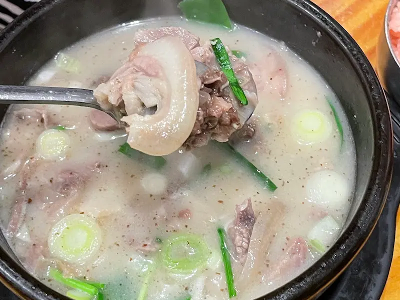 깊고 진한 국물의 순대국