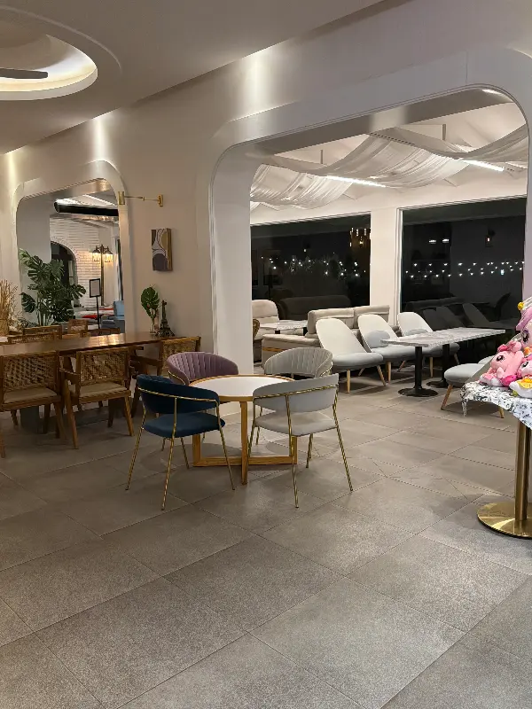 넓고 쾌적한 카페 내부