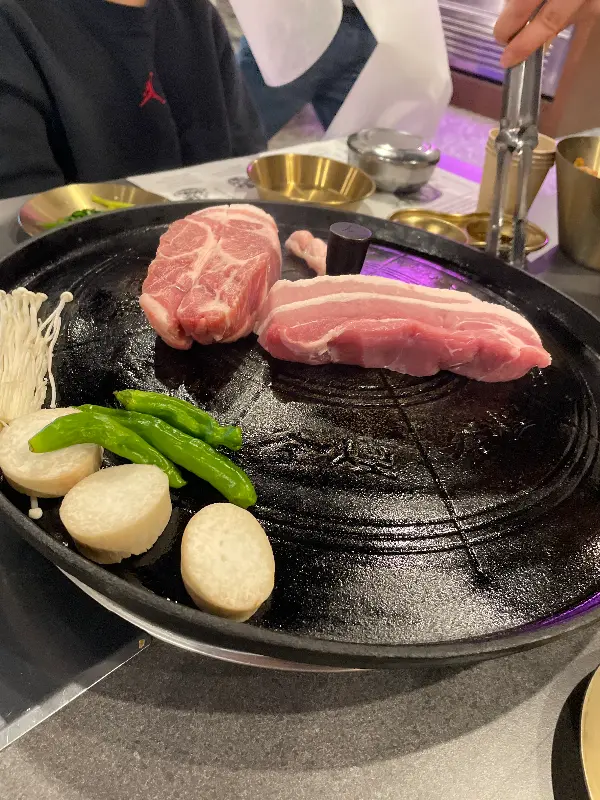 솥뚜껑 위에서 익어가는 삼겹살과 버섯, 꽈리꼬추