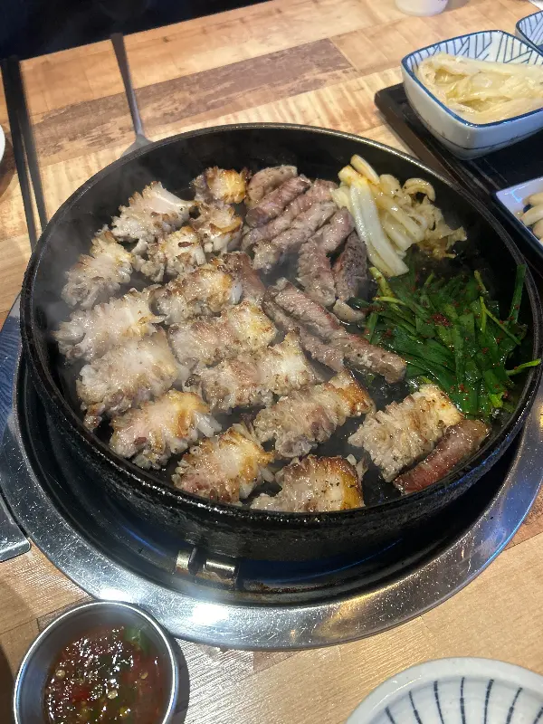 불판 위에서 익어가는 눈꽃 삼겹살