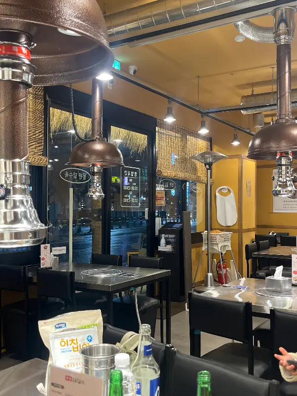 넓고 깔끔한 부막숯불닭갈비 매장 내부