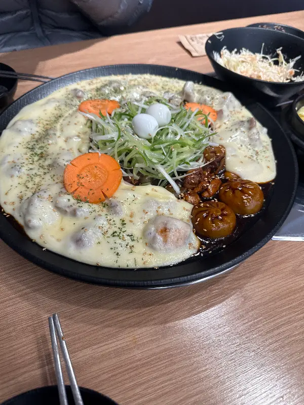 찜닭과 함께 제공되는 샐러드