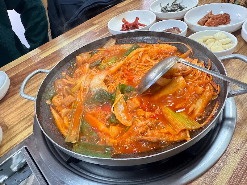 밥 위에 짜글이를 듬뿍 올려 한 입!