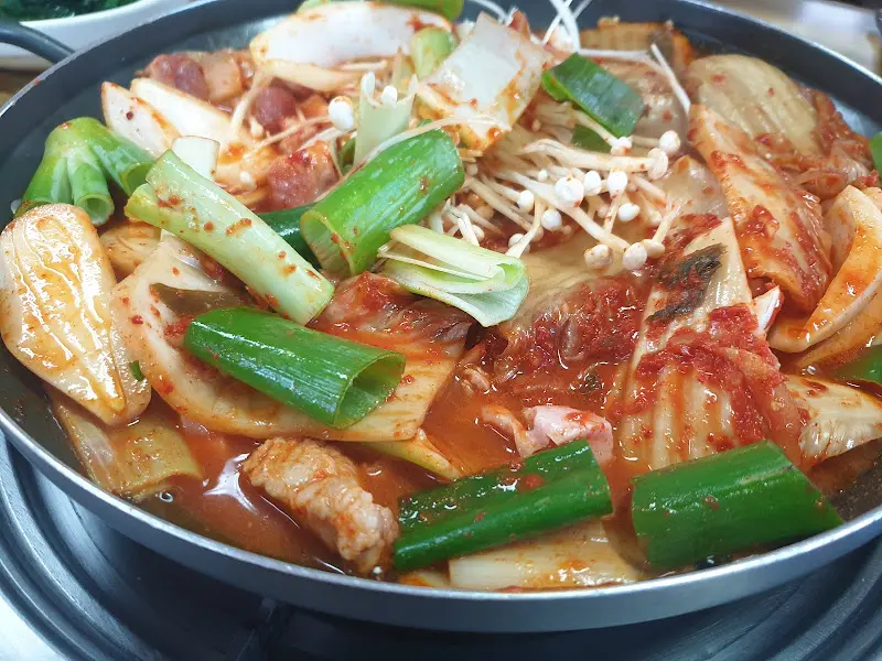 김치와 돼지고기가 듬뿍 들어간 짜글이