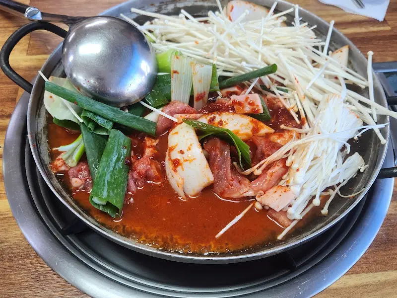 큼지막한 국자로 짜글이를 떠서