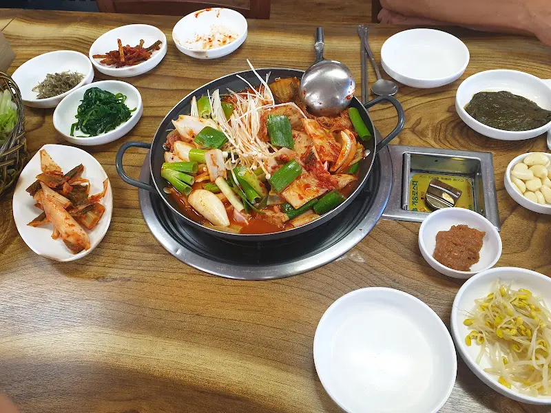 테이블 가득 차려진 짜글이 한 상