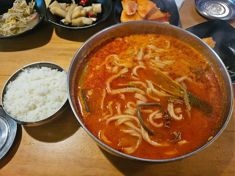 수라전통육개장의 육개장 칼국수
