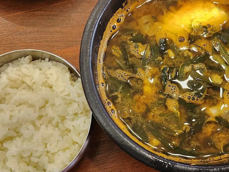 밥과 함께 먹는 올갱이 해장국