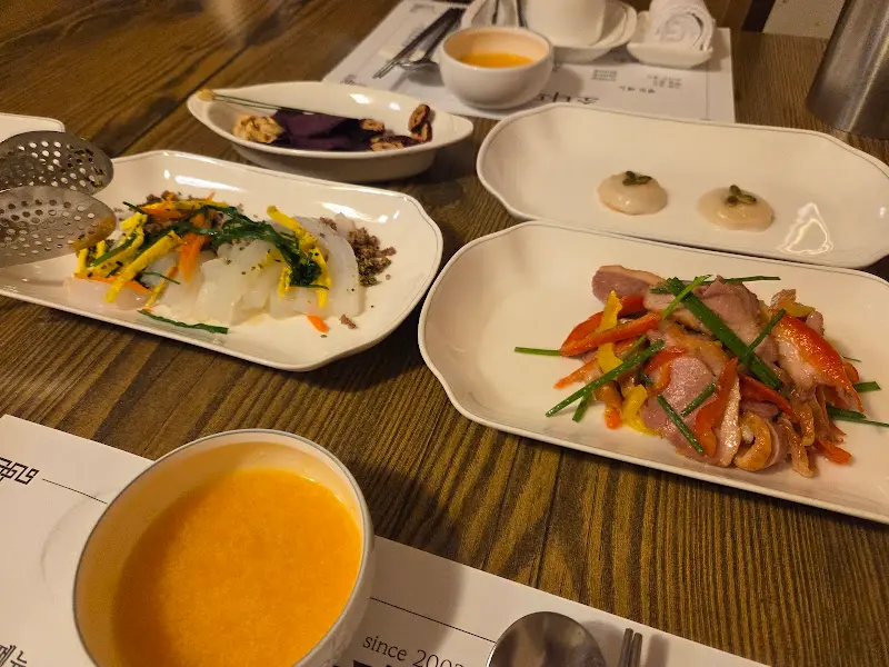 다양한 메뉴가 담긴 한정식 상차림