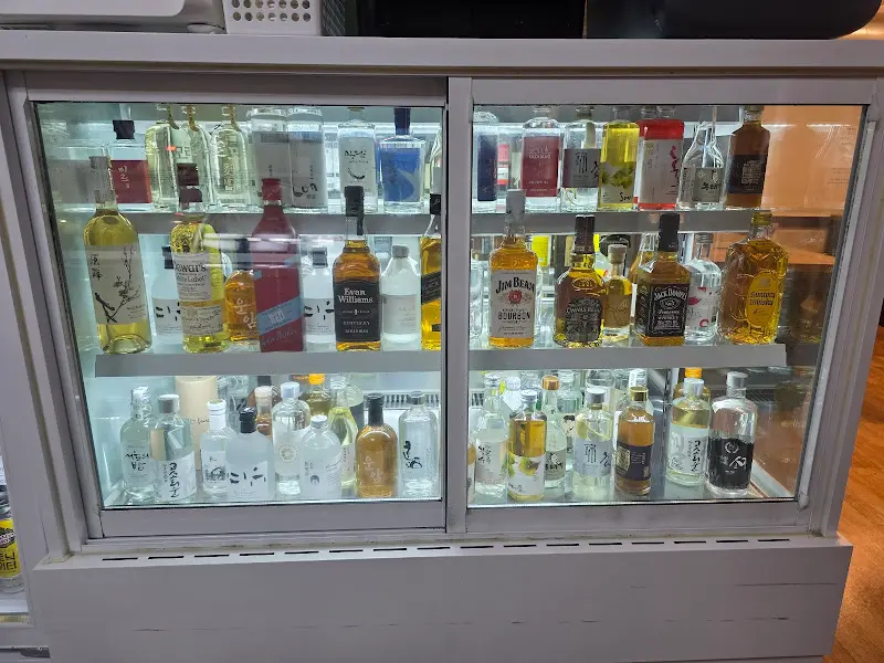 다양한 술이 진열된 냉장고