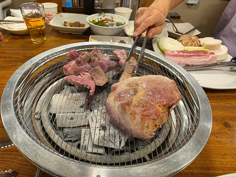 숯불 위에서 구워지는 고기