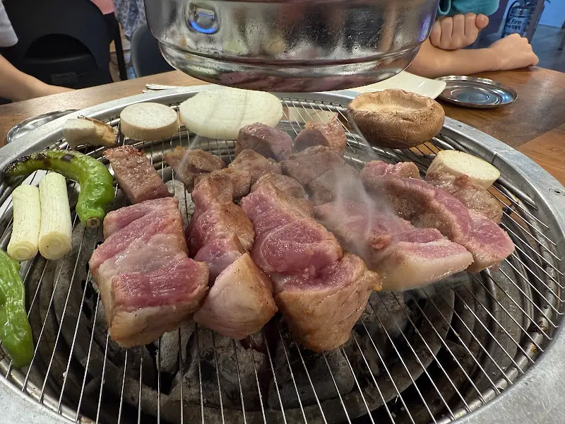 숯불 위에 올려진 고기