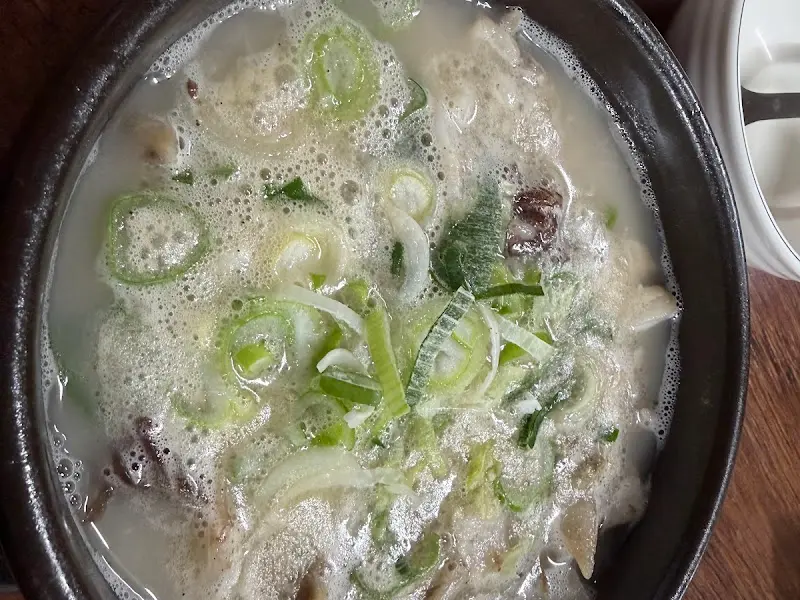 돼지 머릿고기가 가득한 순대국밥