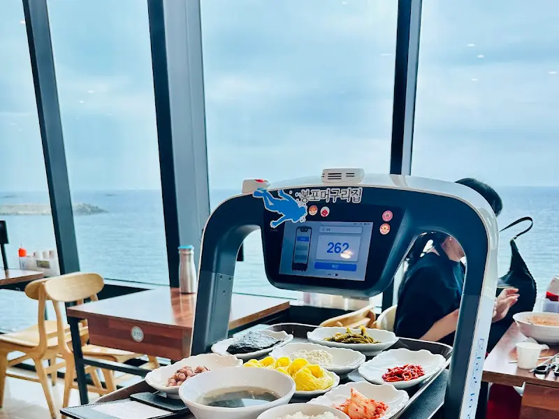 봉포머구리 고성점의 로봇 서빙
