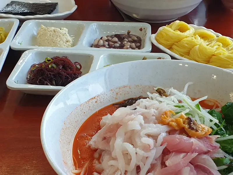 봉포머구리 고성점의 전복해삼물회