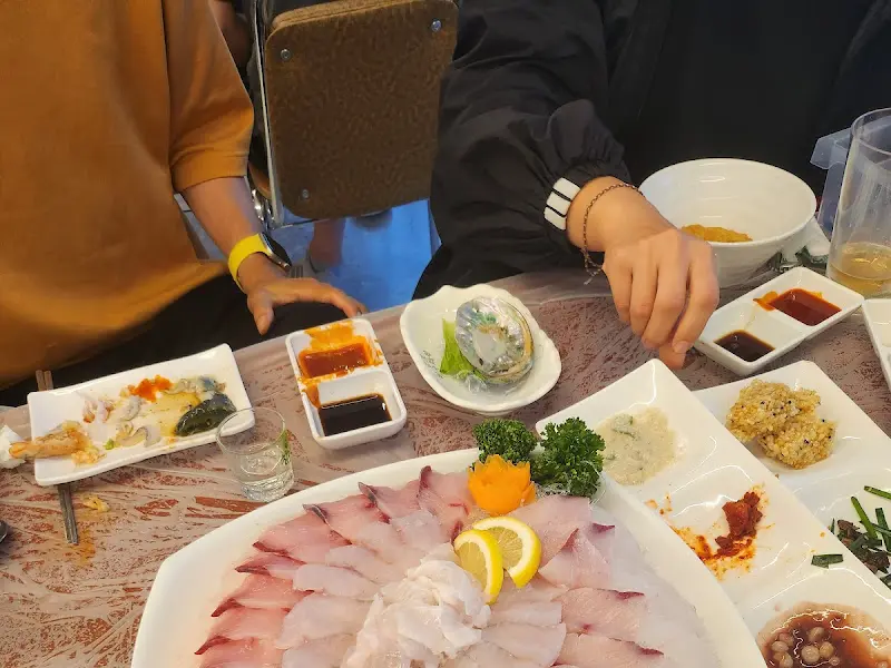 봉포머구리 고성점의 모듬회