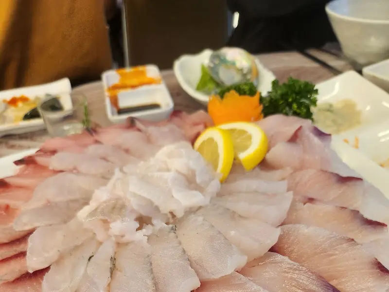 봉포머구리 고성점의 모듬회 한 상 차림