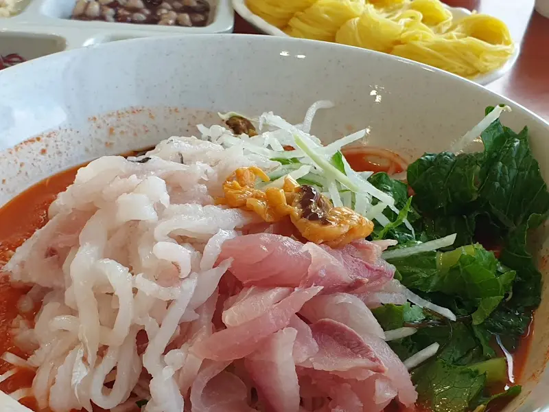 물회에 면사리를 넣어 먹는 모습